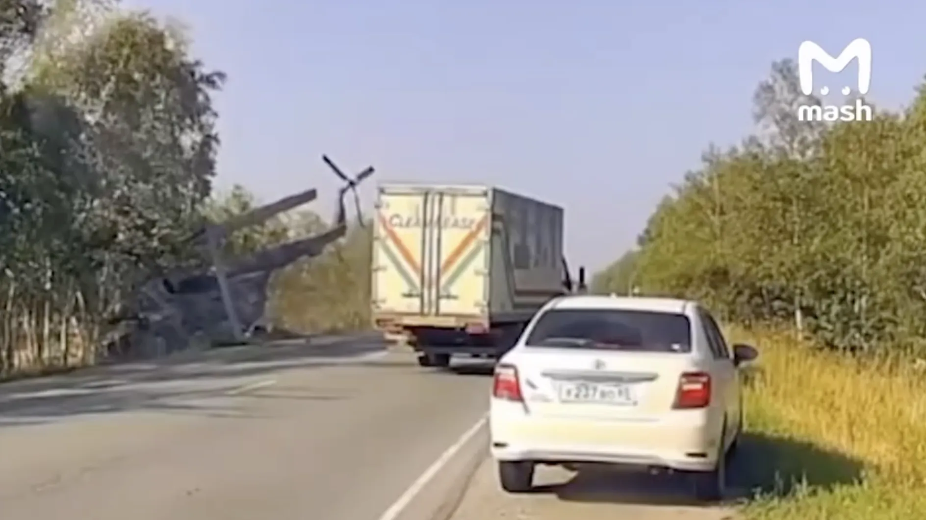 Шок-видео: вертолет совершил жесткую посадку и разрубил деревья на Сахалине