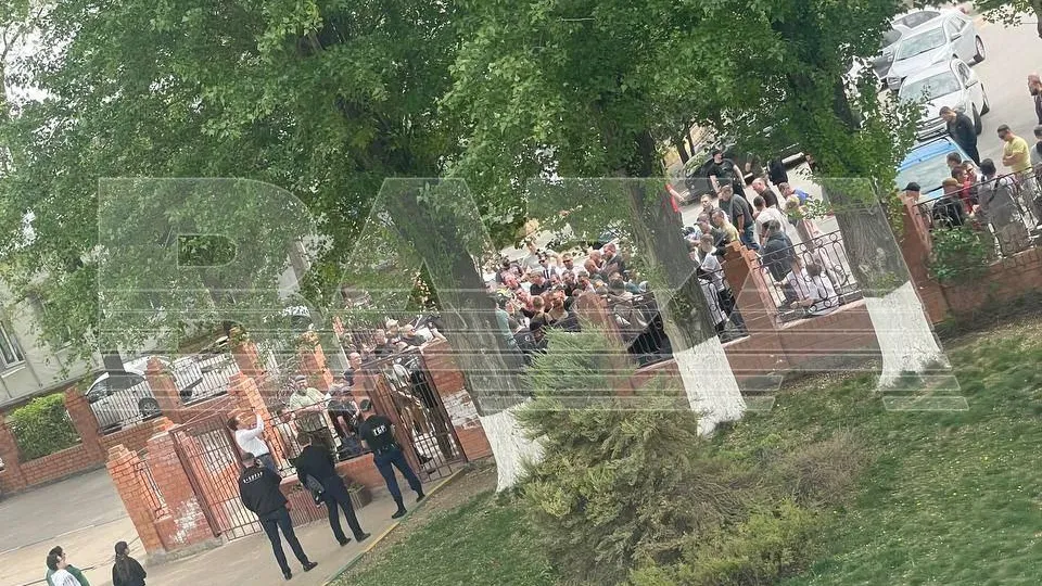 Мужчины в Батайске пришли на сходку из-за ссоры учительницы с девятиклассником