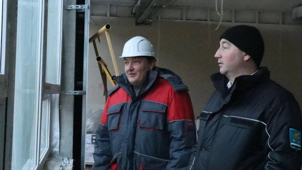 В новой школе квартала «Надежда» в Ступине приступили к монтажу потолков