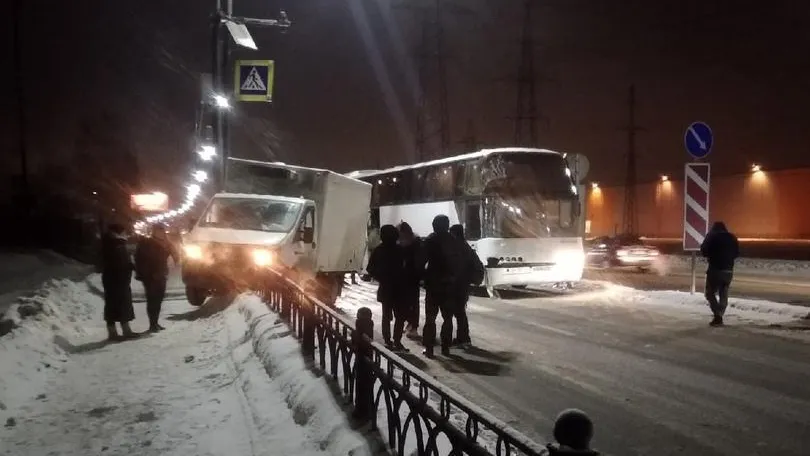 В Подольске «Газель» снесла забор после столкновения с автобусом