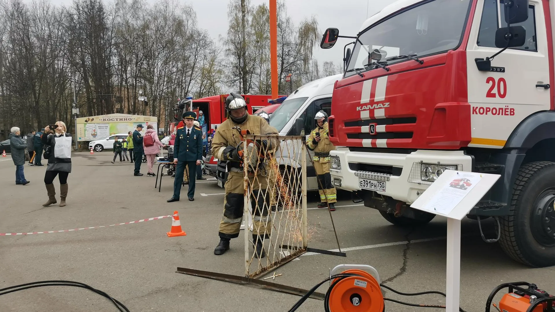 Пожарные в Королеве провели показательные выступления