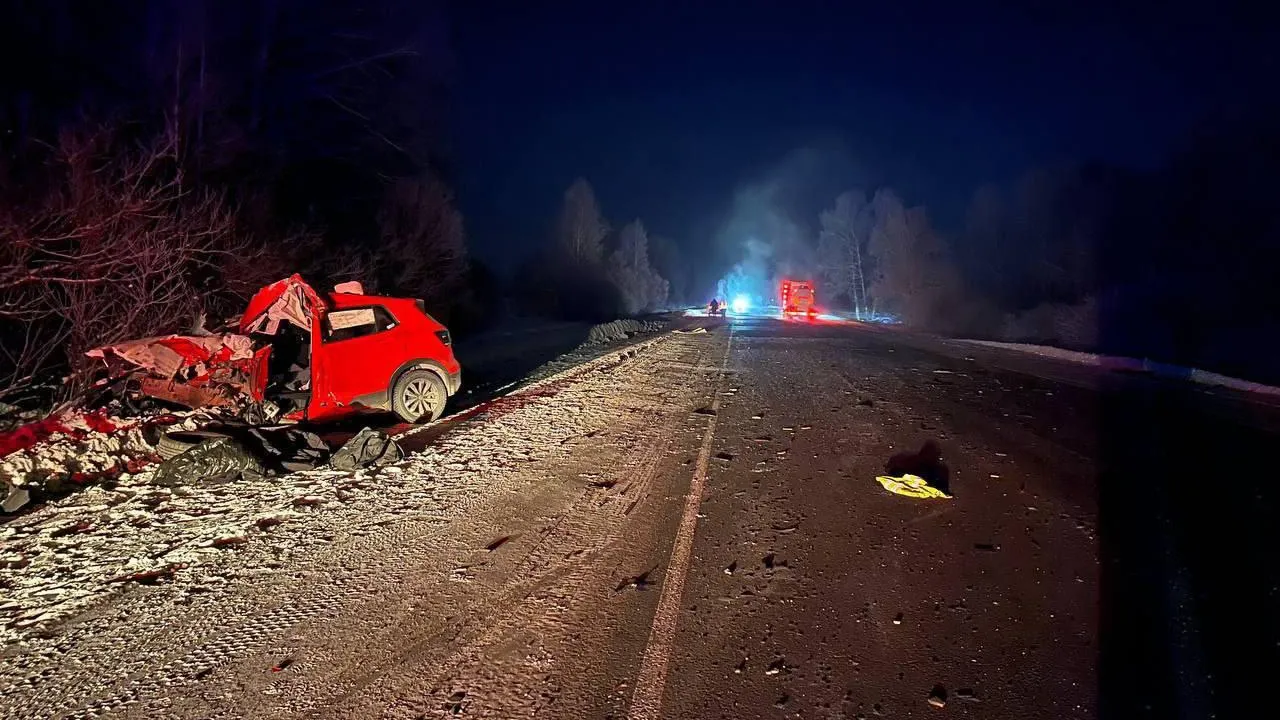 Иномарка вылетела под автобус: в страшном ДТП под Красноярском 13 пострадавших