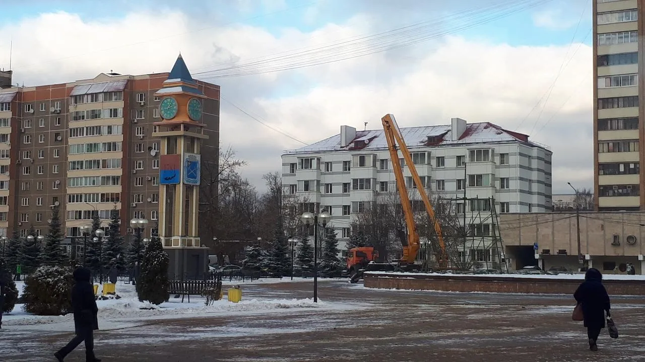 Главную новогоднюю елку Подольска начали устанавливать в сквере Поколений