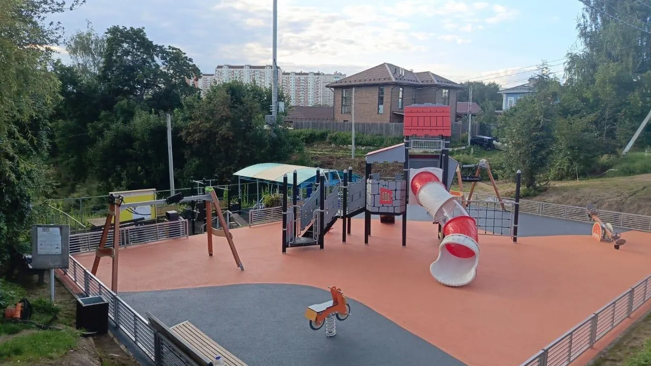 Семь новых детских площадок построили в Ленинском округе в этом году