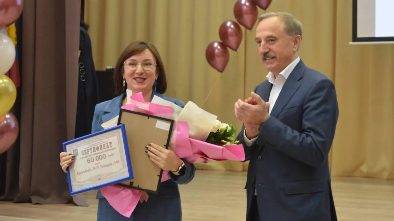 Коллектив гимназии №18 Люберец поздравили с юбилеем учреждения