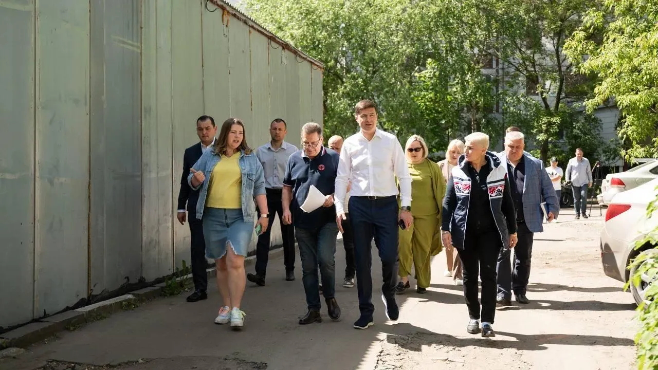 Глава Люберец обсудил с жителями расширение тротуара и ликвидацию парковки