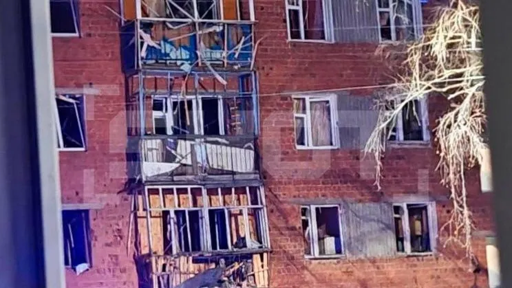 Выбило окна, начался пожар: обломки дрона ВСУ рухнули на жилой дом в Чебоксарах