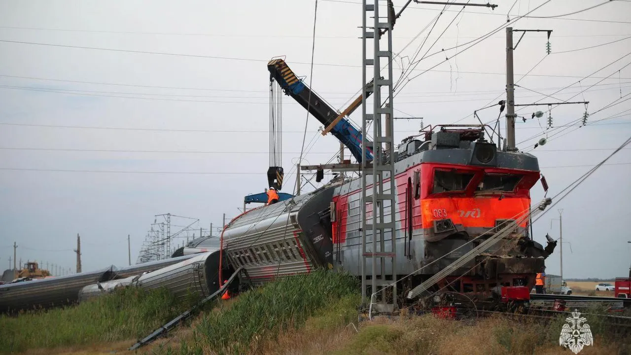 Ущерб от столкновения поезда и КамАЗа под Волгоградом превысил 117 млн рублей