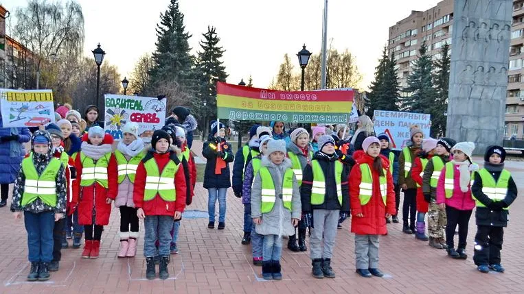 Школьники и сотрудники ГИБДД Балашихи запустили в небо белые шары в память о жертвах ДТП