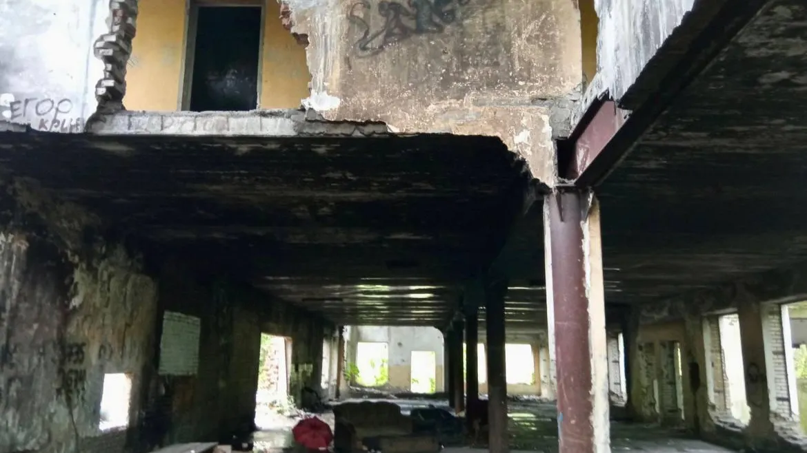 Полуразрушенные постройки бывшего пионерлагеря снесли в Богородском городском округе