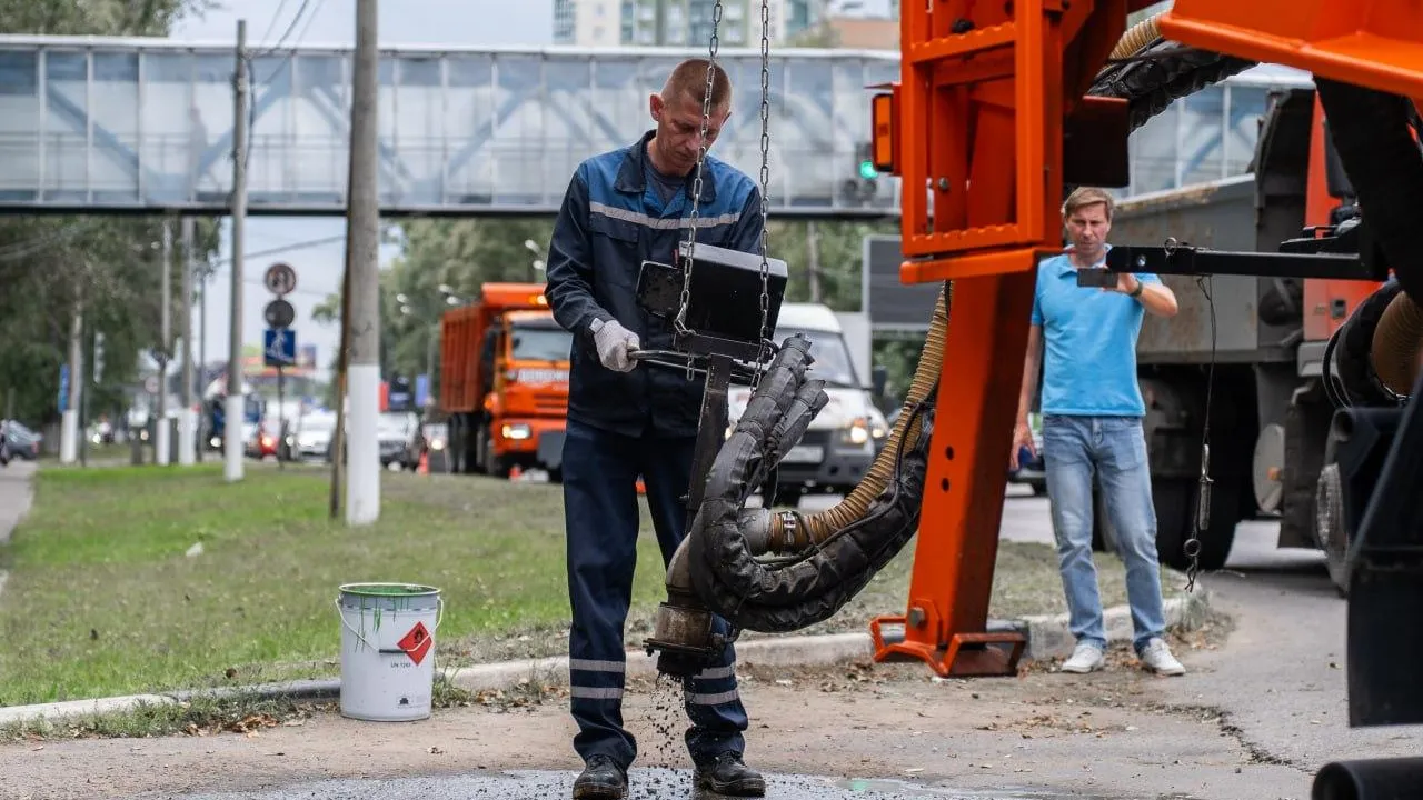 Мосавтодор оценил новую дорожную машину для ремонта дорог Подмосковья