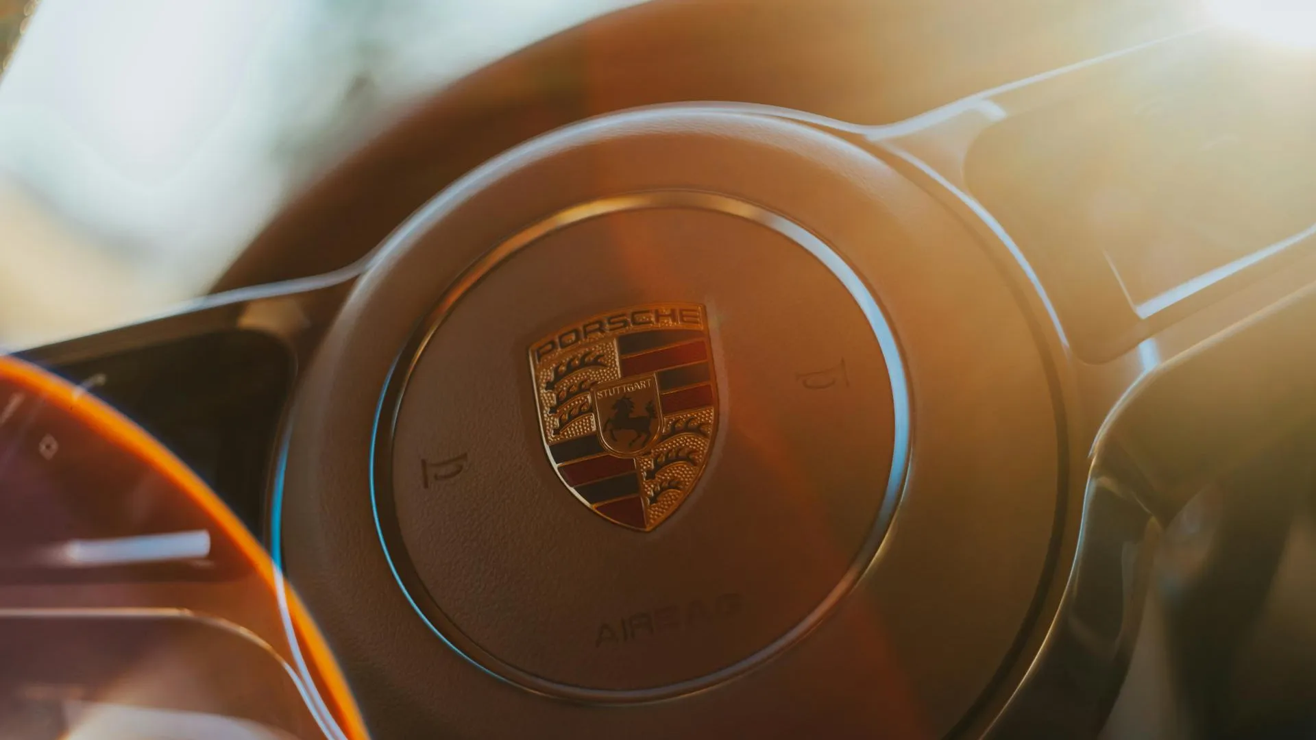 Массово регистрирует новые домены: Porsche хочет вернуться в РФ