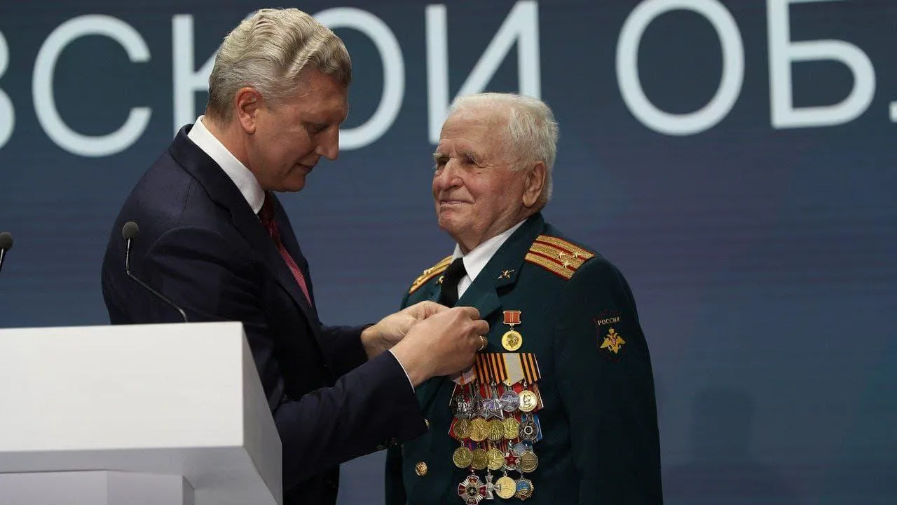 Андрей Иванов вручил знак почетного гражданина Одинцовского округа Константину Федотову
