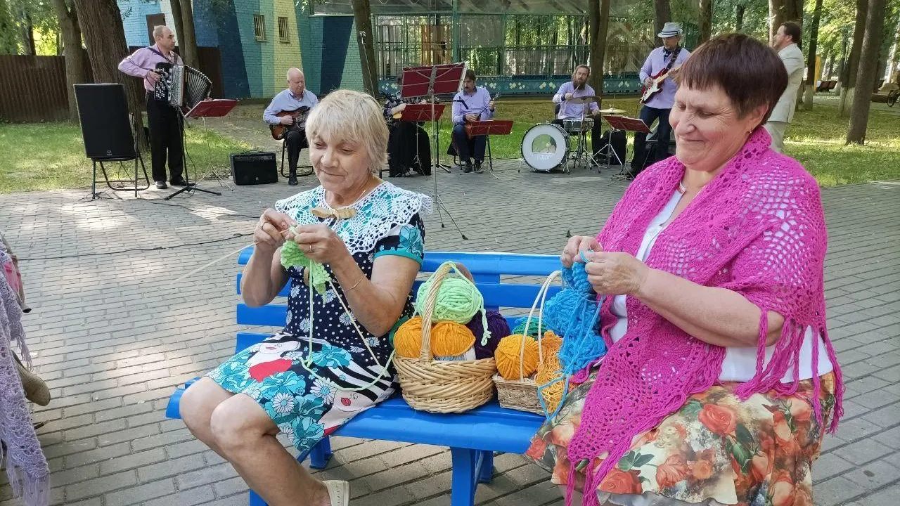 Жители Королева могут связать вещи для детей и одиноких пожилых людей из ЛДНР