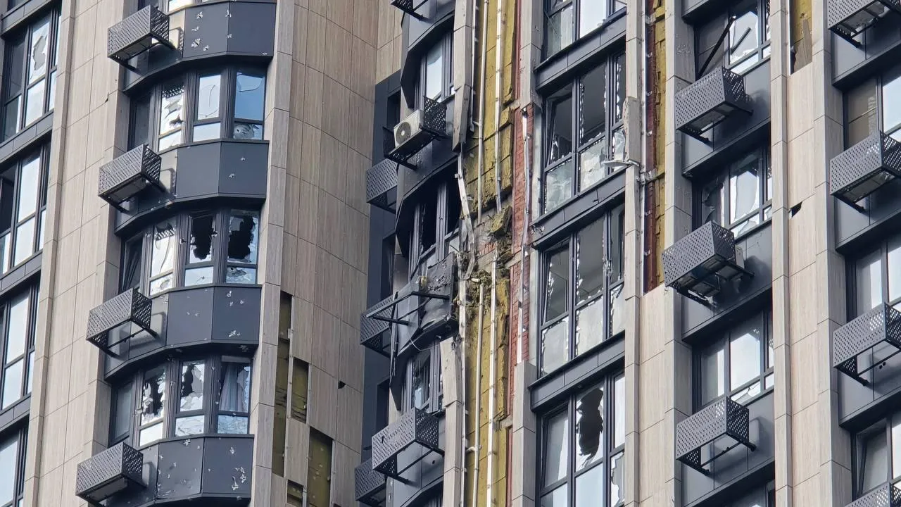 Режим ЧС ввели в Ростове-на-Дону после взрыва в 20-этажном доме из-за атаки БПЛА
