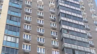 Жительница Люберец начала выкидывать вещи из окна предпоследнего этажа