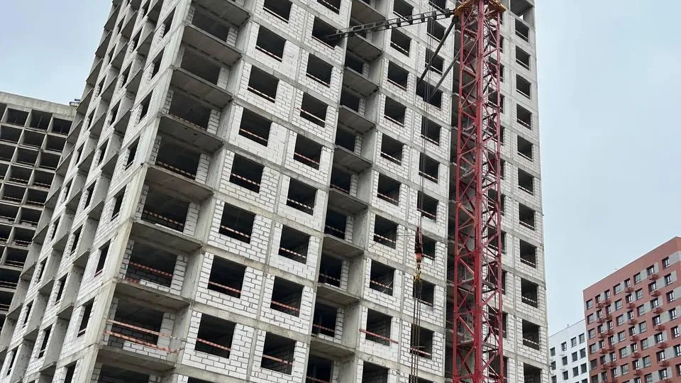 В трех корпусах ЖК «Новое Медведково» приступили к монтажу кровли