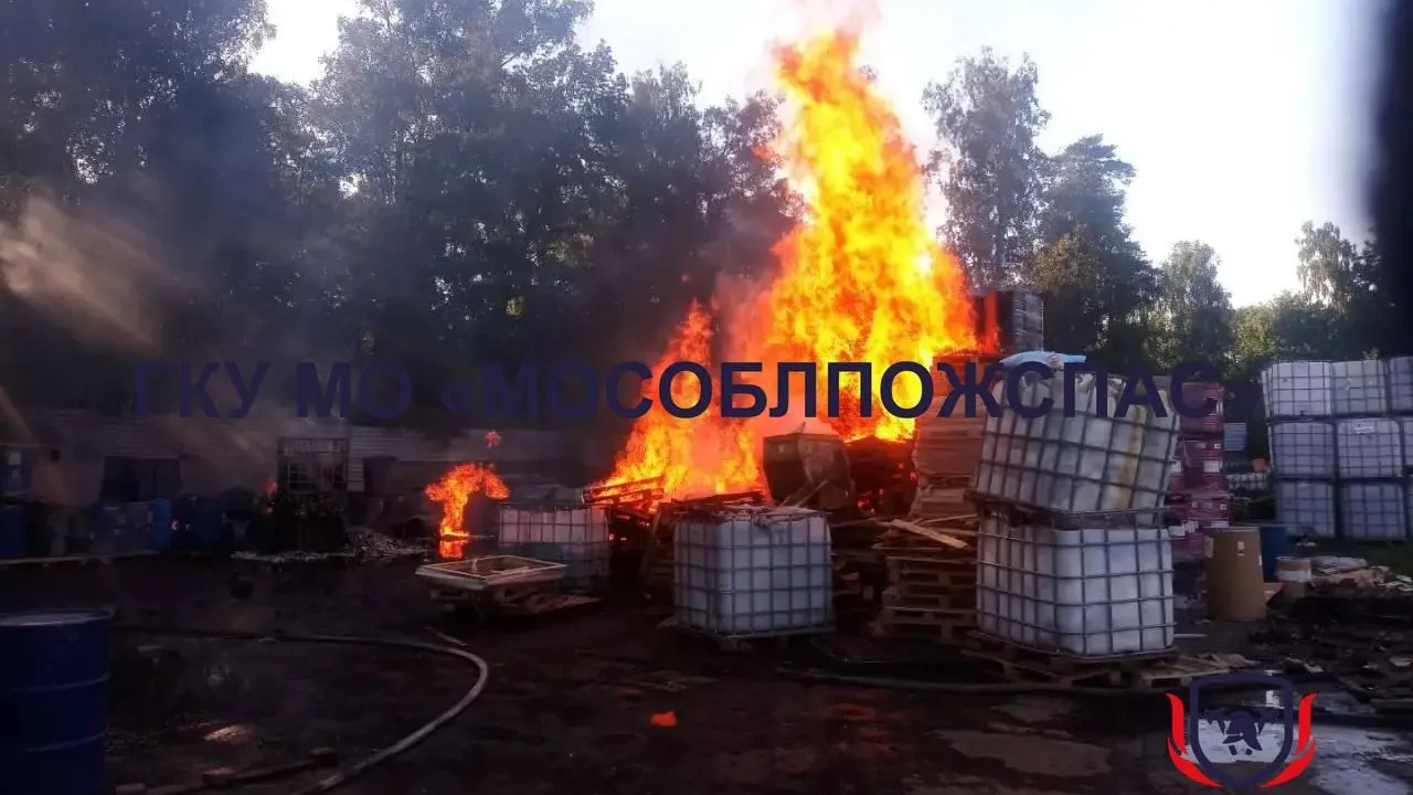 Склад лакокрасочных покрытий загорелся в Подмосковье
