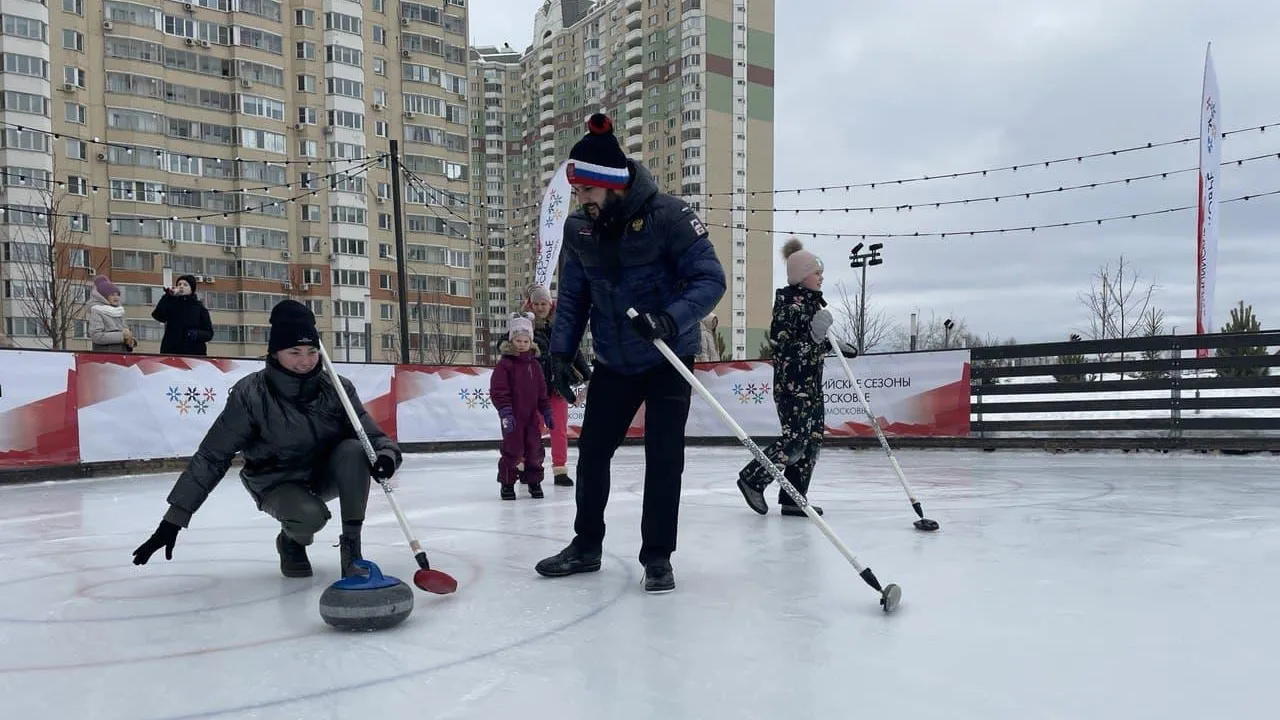Тренеры из Красногорска сыграли в керлинг с представителями подмосковных СМИ