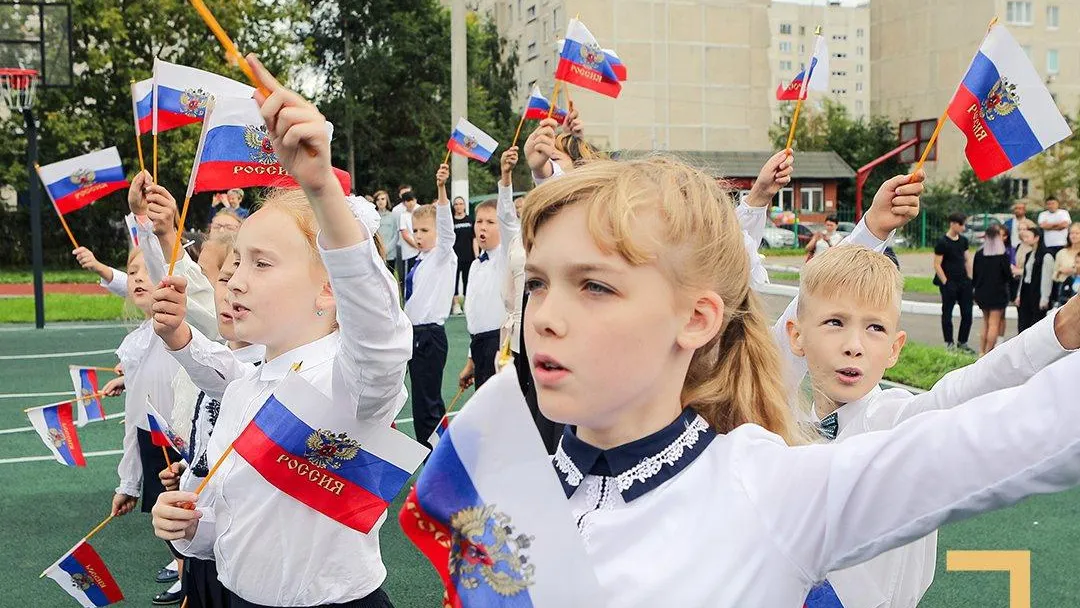 Школьники стали участниками патриотического флешмоба в Балашихе