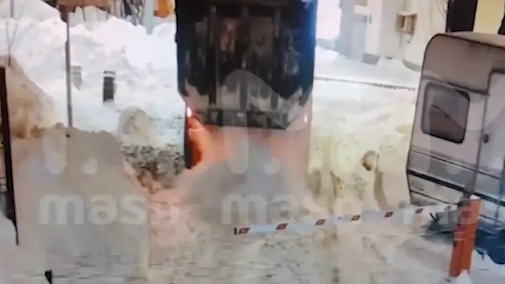 Коммунальщики в Москве требуют деньги за уборку снега, который сами и навалили