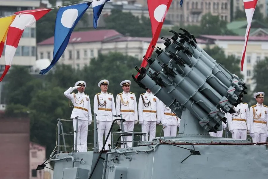 Первый Главный военно-морской парад в Санкт-Петербурге был проведен в 1996 году в честь 300-летия российского флота.