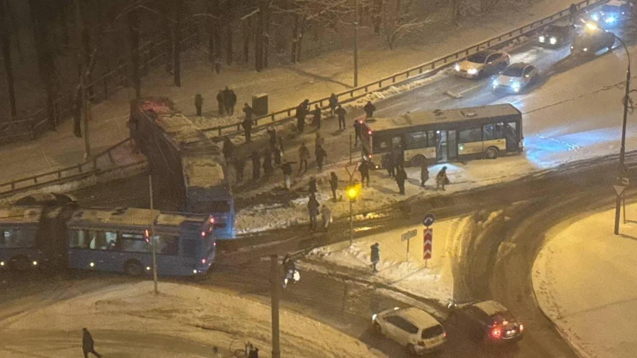 4 человека остаются в больницах после ДТП с автобусами на юго-западе Москвы