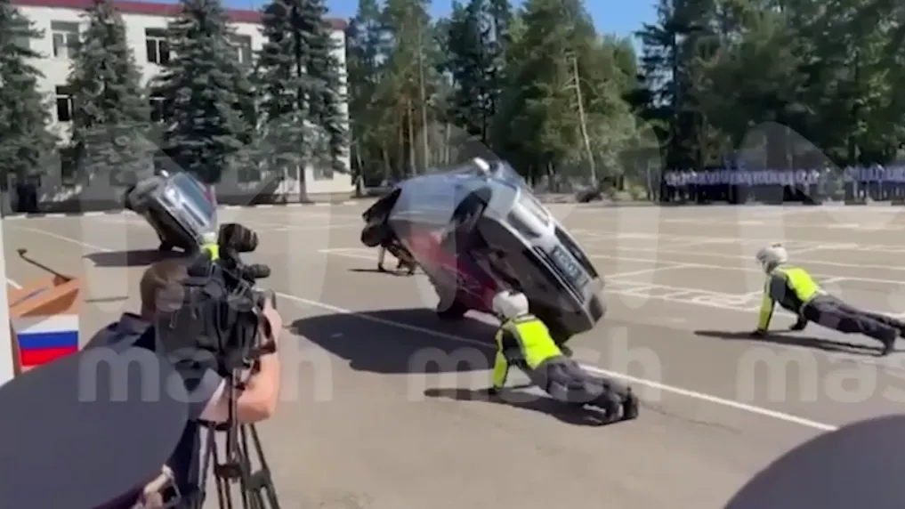 Служебное авто рухнуло на инспектора ГИБДД во время выступлений в Ивантеевке