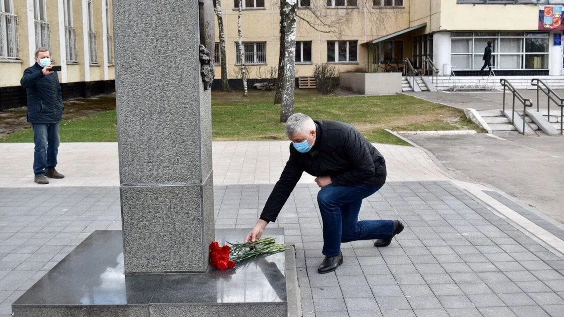Депутат Мособлдумы возложил цветы к памятнику маршалу Батицкому в День войск ПВО
