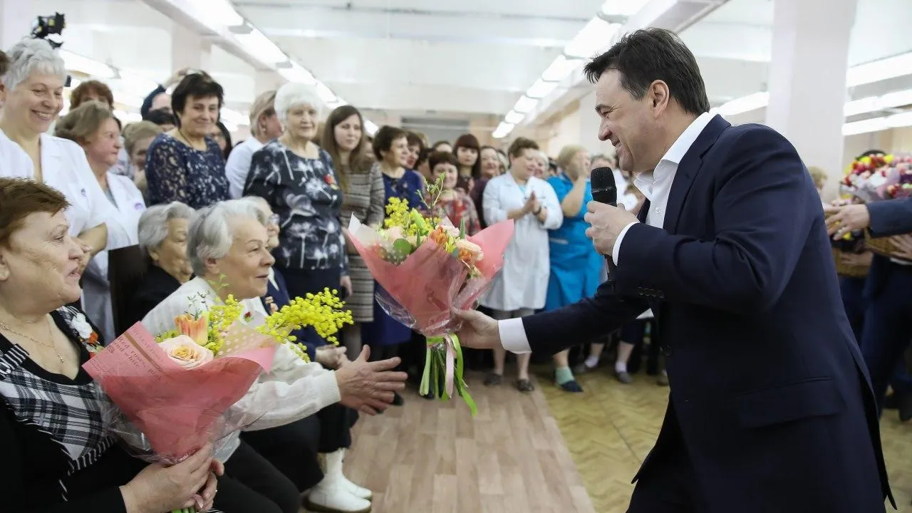 Воробьев поздравил работниц парашютного завода в Солнечногорске с наступающим 8 Марта