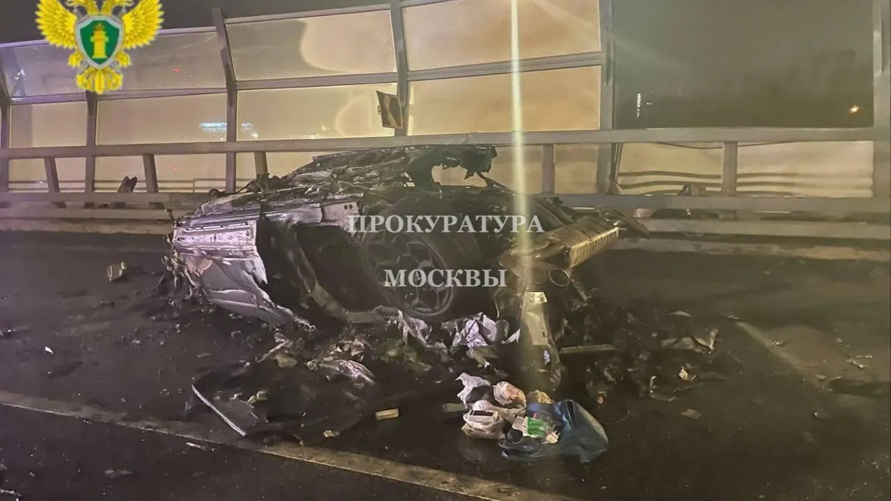 Двое погибли: Lamborghini Urus влетел в столб, перевернулся и загорелся в Москве