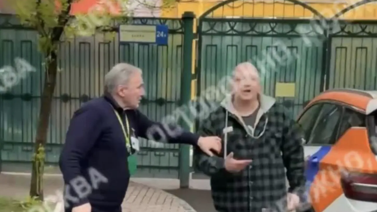 В Москве мужчина напал на маму с ребенком из-за парковки у детсада