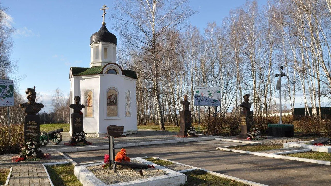 Юнармейские отряды Подольска убрали снег и мусор на Мемориальном комплексе «Кузовлево»