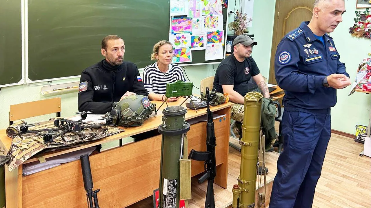 В Дмитровском округе Герой России встретился со школьниками