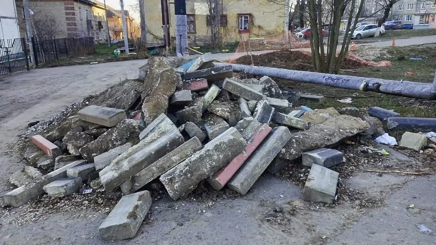 Затянувшийся ремонт парковки у медучреждения в Подольске вызвал недовольство жителей