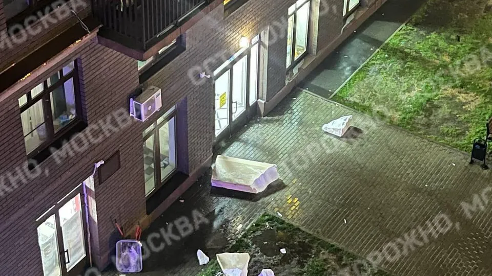 «У дома крышу снесло»: жители Москвы показали последствия разрушительного шторма