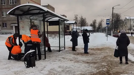 В Рошале округа Шатура заменили стекло на автобусной остановке