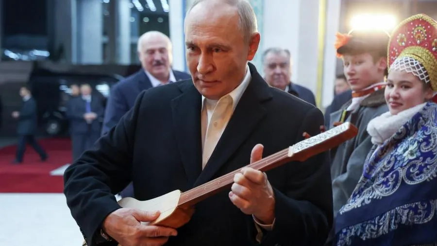 Путин сыграл на киргизском национальном инструменте