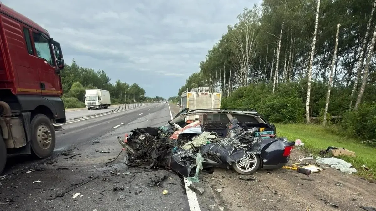 От авто осталась груда металла: 2 человека погибли в жутком ДТП в Подмосковье