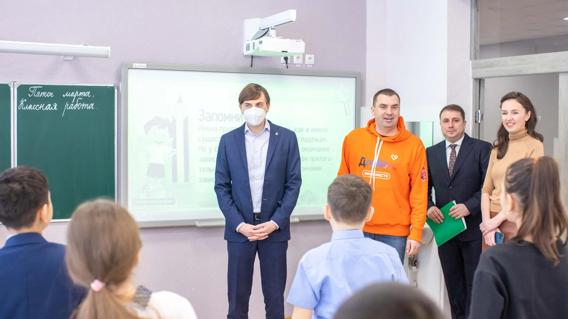 Глава Минпросвещения пообщался с родителями школьников‑беженцев из Донбасса в Подольске