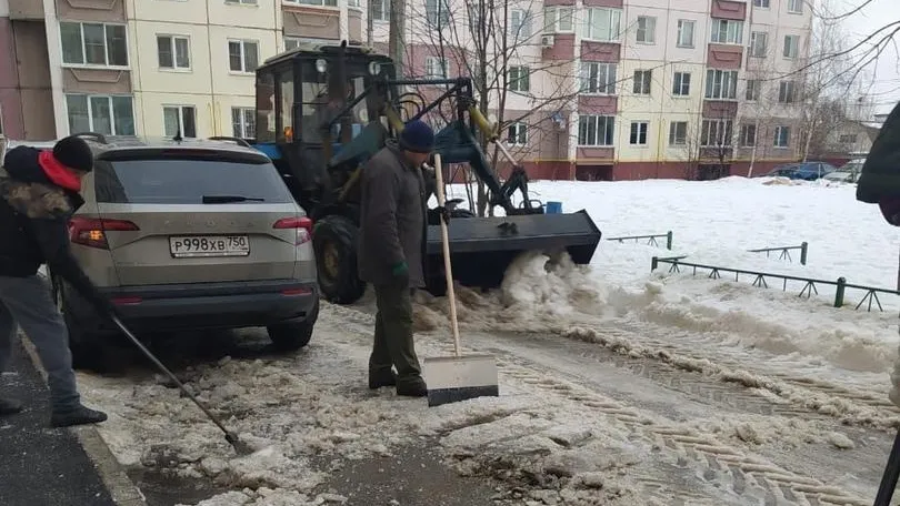 Активисты очистили от снега парковку в одном из дворов Подольска