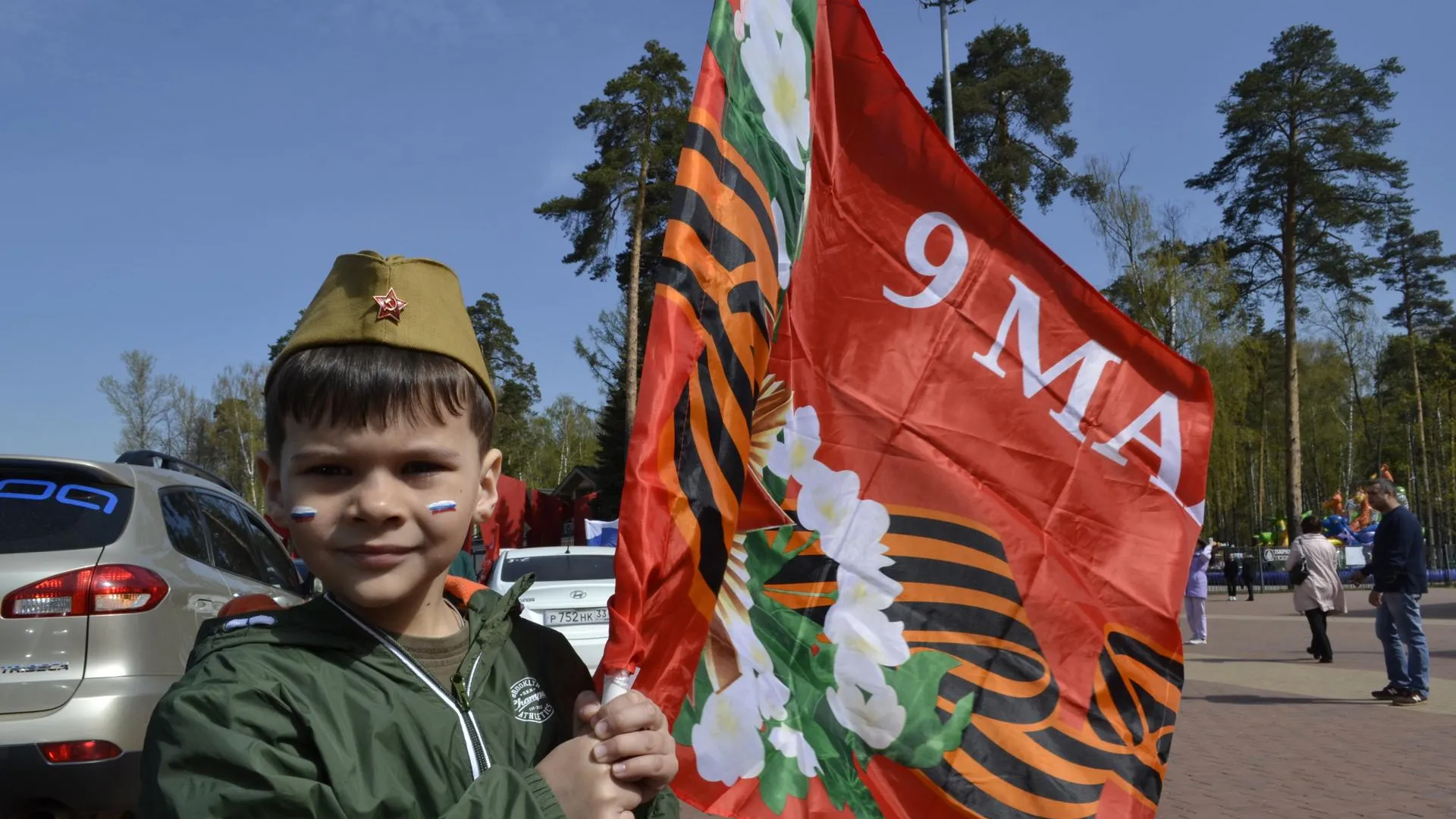 В Балашихе 77 автомобилей выстроились в число 77 в честь годовщины Победы