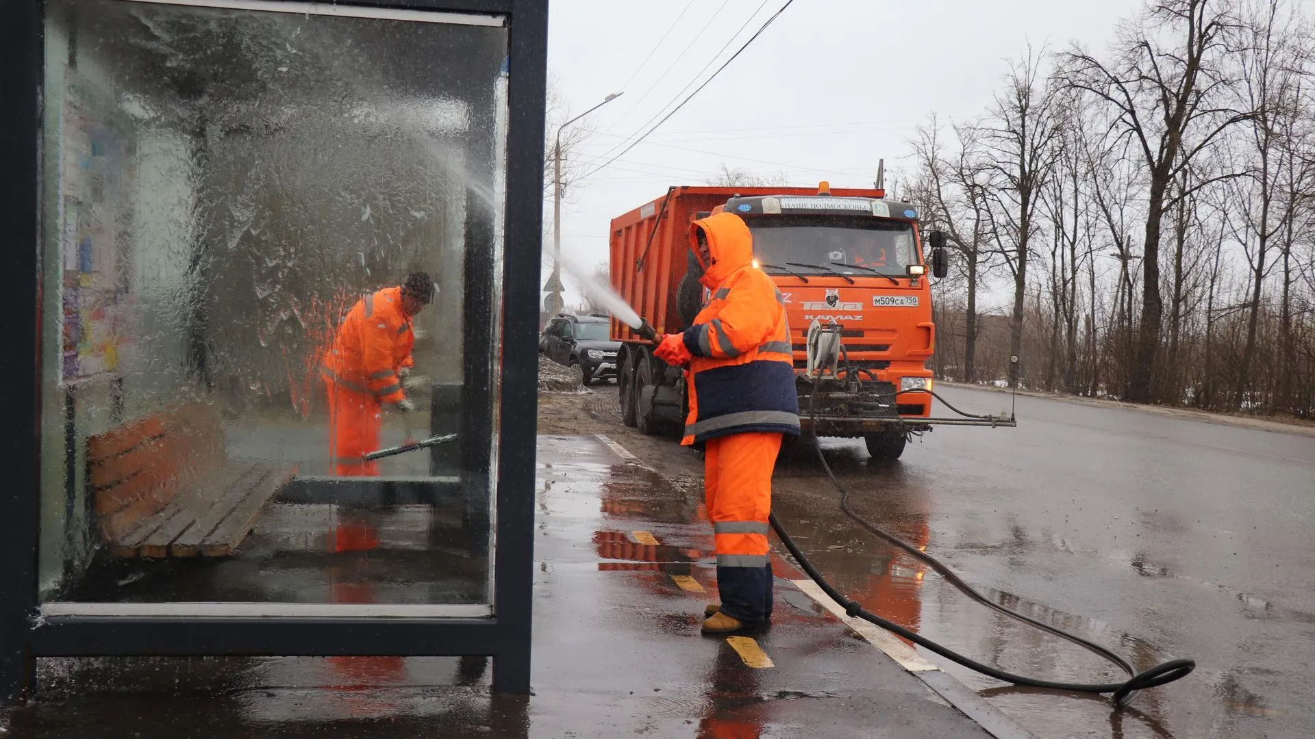 Незаконные граффити и рекламу устранили в 12 округах Подмосковья
