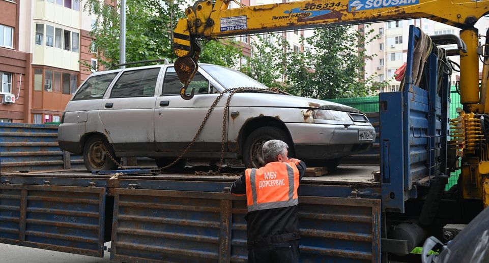 Более 10 бесхозных машин вывезли из дворов ЖК в Ленинском округе с начала года
