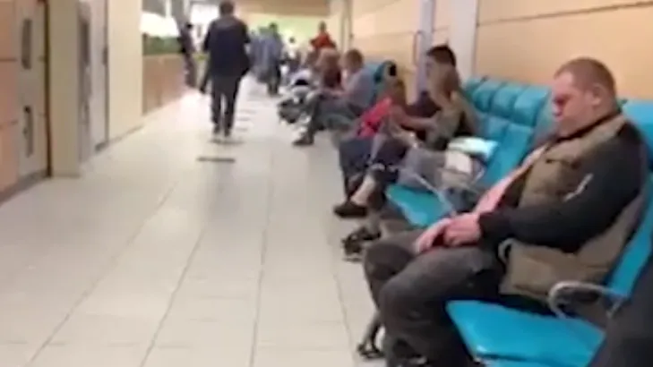 Видео с писающим пассажиром в аэропорту Домодедово появилось в Сети