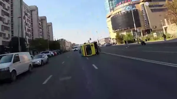 Байкер показал кадры спасения беременной, пострадавшей в ДТП в Екатеринбурге