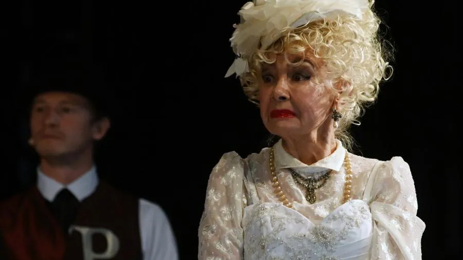 Актриса Валентина Шарыкина в роли Мадам Марти