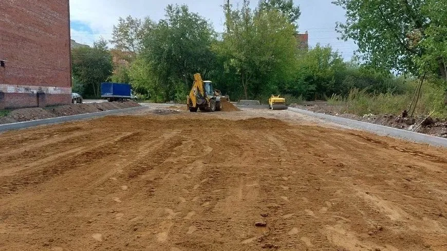 В микрорайоне Климовск Подольска начали делать парковку на 32 автомобиля