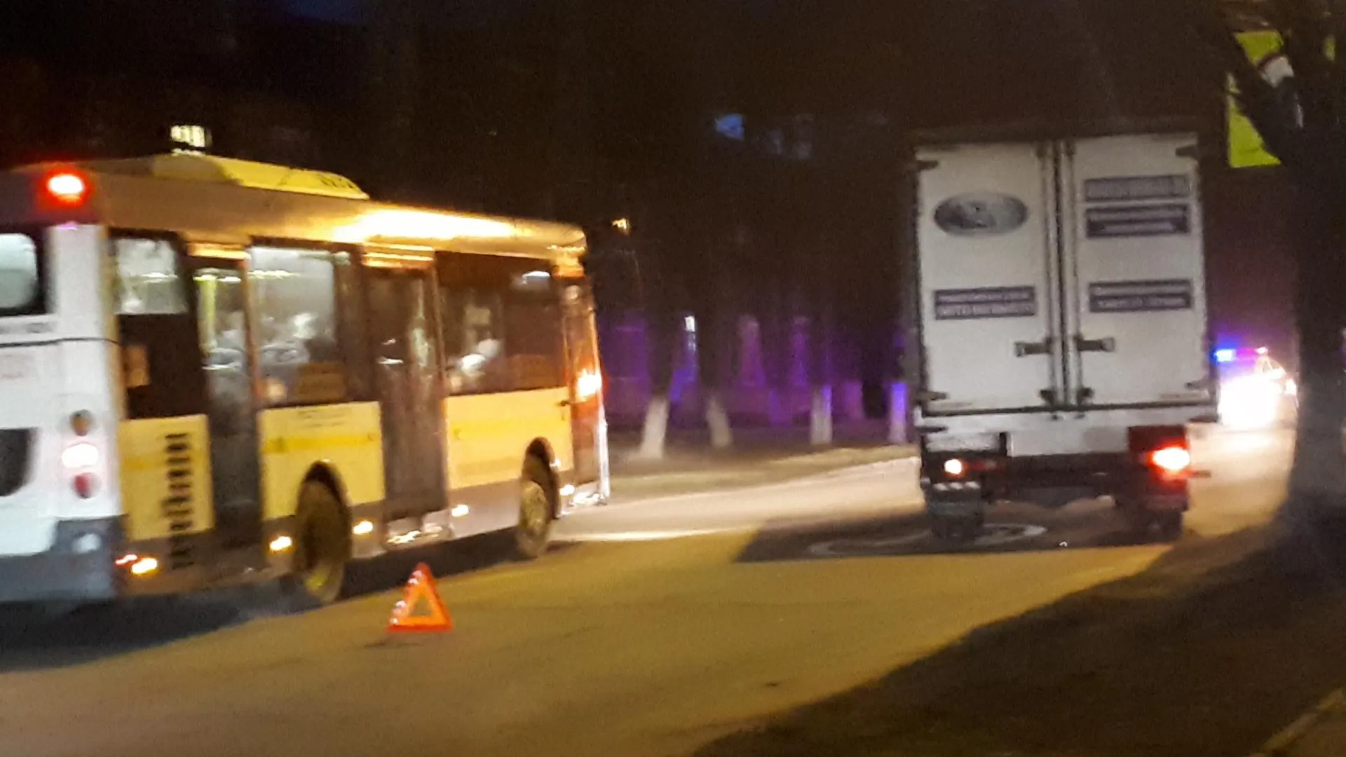 Иномарка и грузовик столкнулись в микрорайоне Климовск Подольска