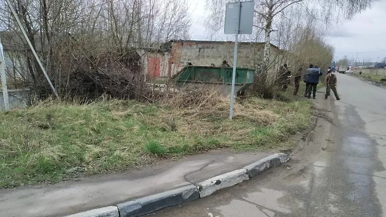 Сотрудники трубного завода в Подольске собрали мусор на прилегающей территории